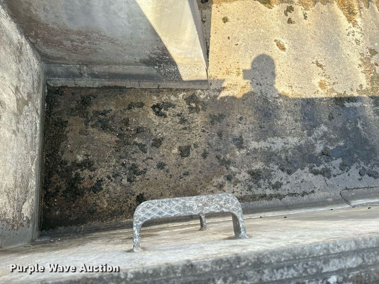 image for item EE7568 1994 Ford L9000 dump truck