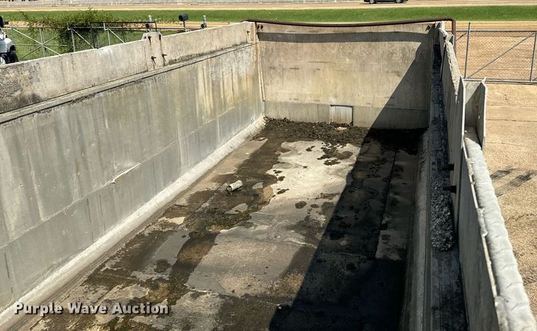 image for item EE7568 1994 Ford L9000 dump truck