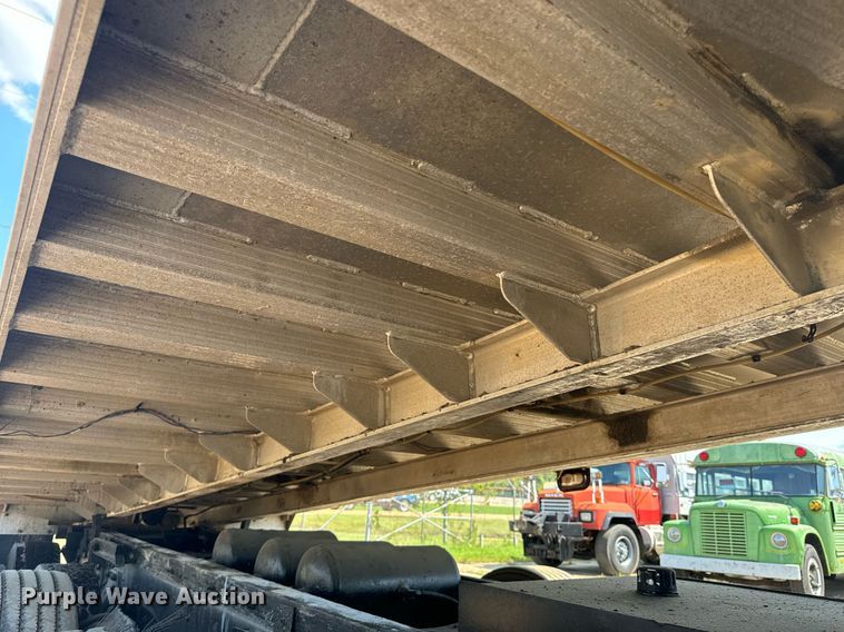 image for item EE7568 1994 Ford L9000 dump truck