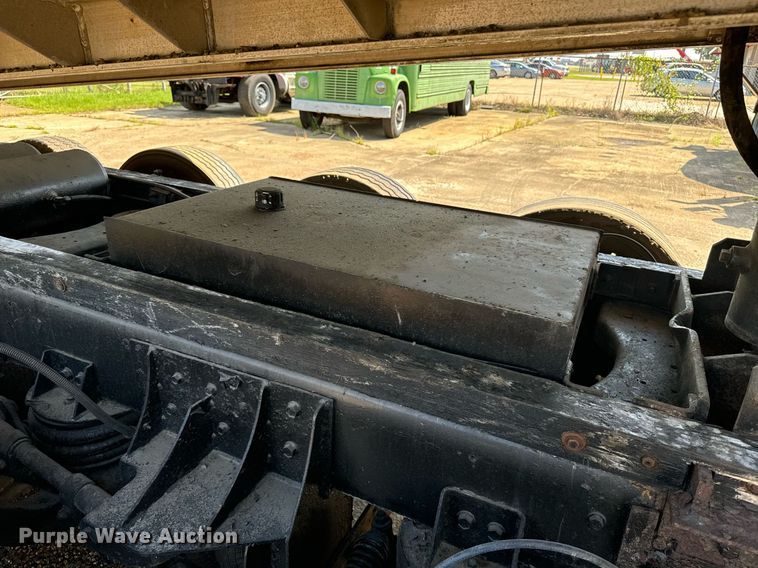 image for item EE7568 1994 Ford L9000 dump truck