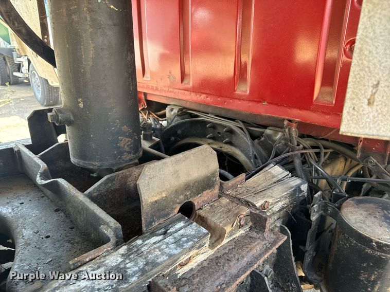 image for item EE7568 1994 Ford L9000 dump truck