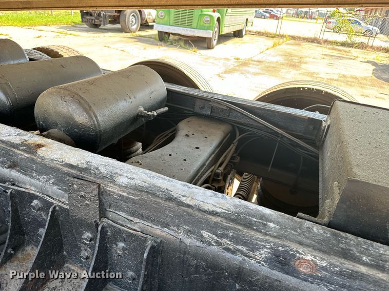 image for item EE7568 1994 Ford L9000 dump truck