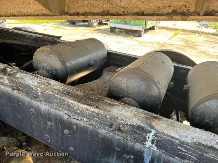 image for item EE7568 1994 Ford L9000 dump truck