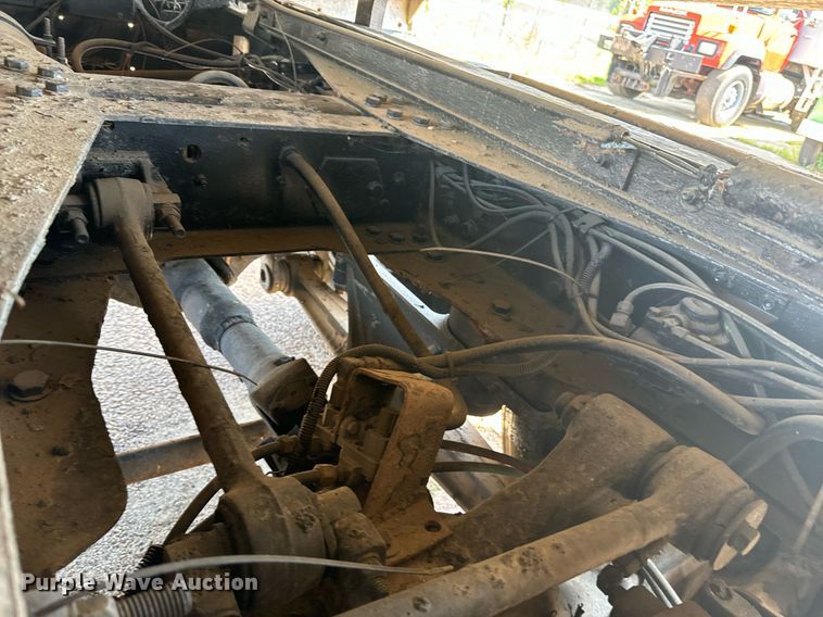 image for item EE7568 1994 Ford L9000 dump truck