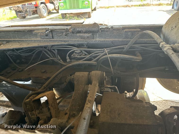 image for item EE7568 1994 Ford L9000 dump truck