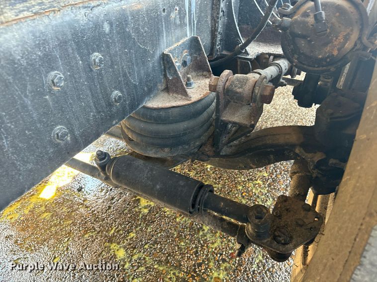 image for item EE7568 1994 Ford L9000 dump truck