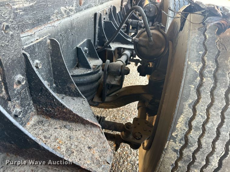 image for item EE7568 1994 Ford L9000 dump truck