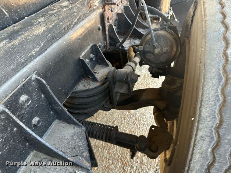 image for item EE7568 1994 Ford L9000 dump truck