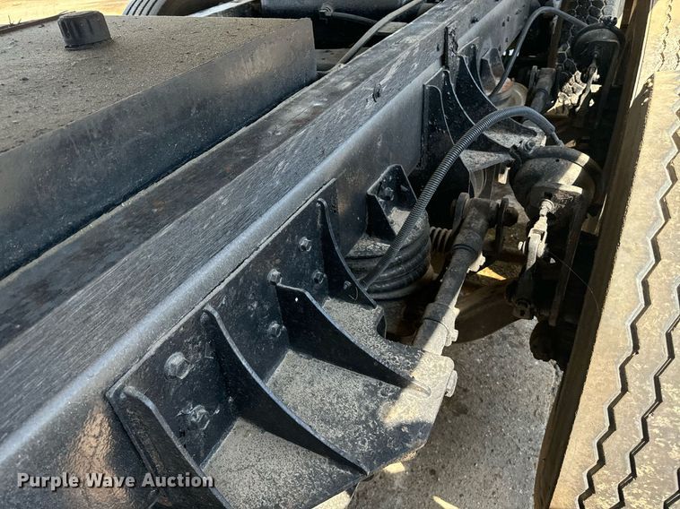 image for item EE7568 1994 Ford L9000 dump truck