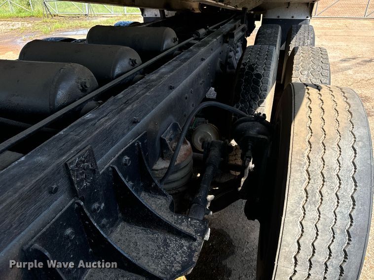 image for item EE7568 1994 Ford L9000 dump truck