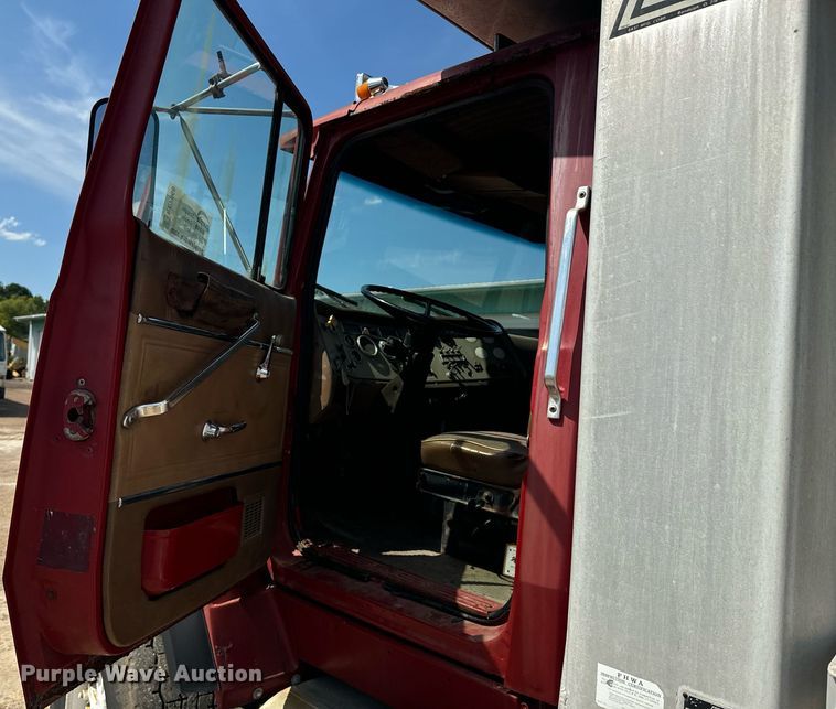 image for item EE7568 1994 Ford L9000 dump truck