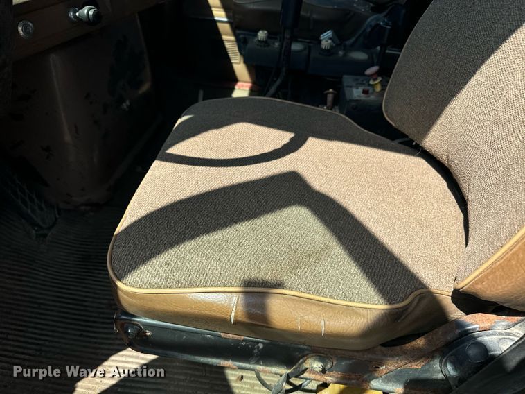 image for item EE7568 1994 Ford L9000 dump truck