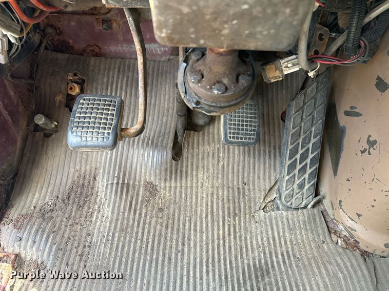 image for item EE7568 1994 Ford L9000 dump truck