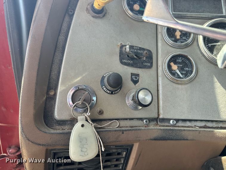 image for item EE7568 1994 Ford L9000 dump truck