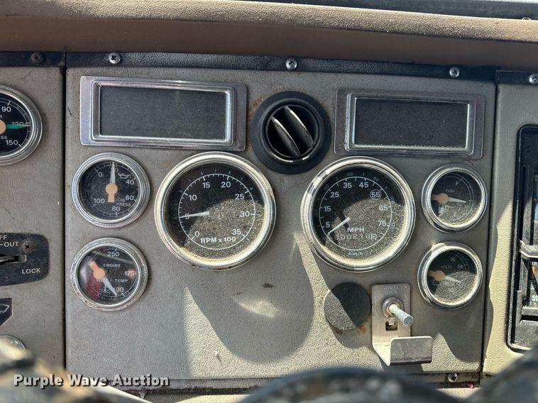 image for item EE7568 1994 Ford L9000 dump truck