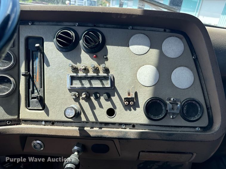 image for item EE7568 1994 Ford L9000 dump truck