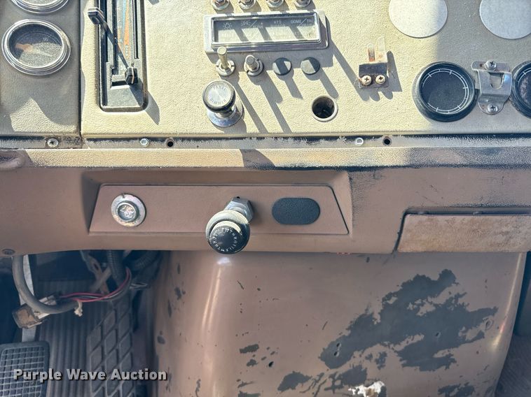 image for item EE7568 1994 Ford L9000 dump truck