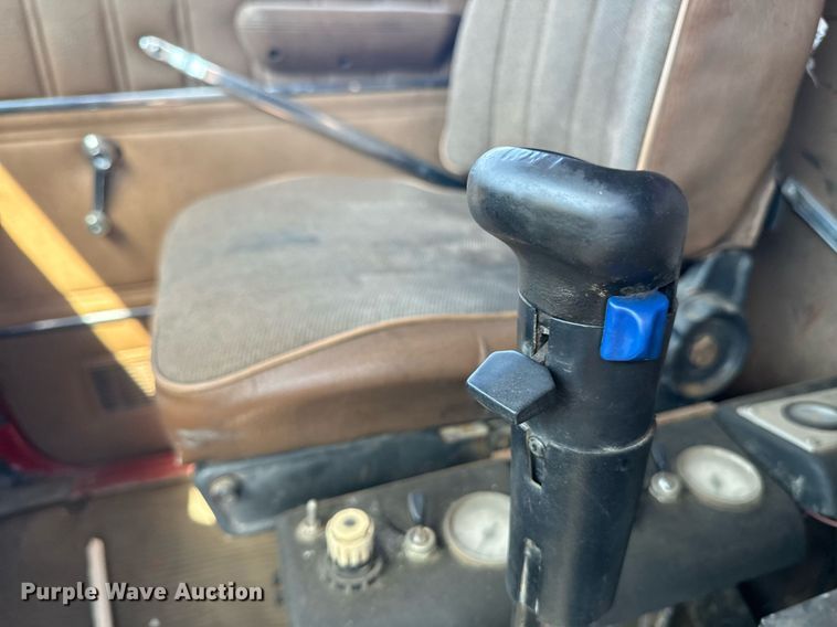 image for item EE7568 1994 Ford L9000 dump truck