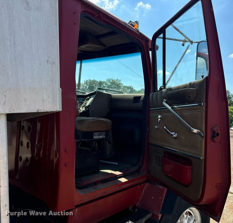 image for item EE7568 1994 Ford L9000 dump truck