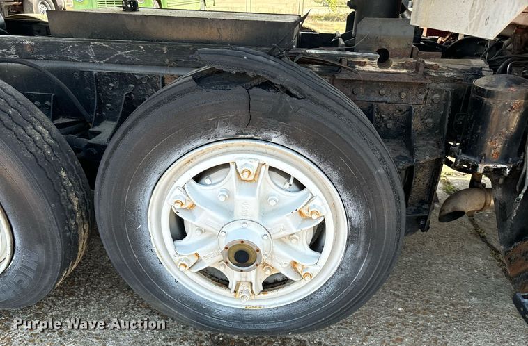 image for item EE7568 1994 Ford L9000 dump truck