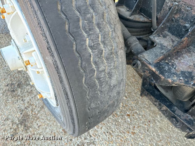 image for item EE7568 1994 Ford L9000 dump truck