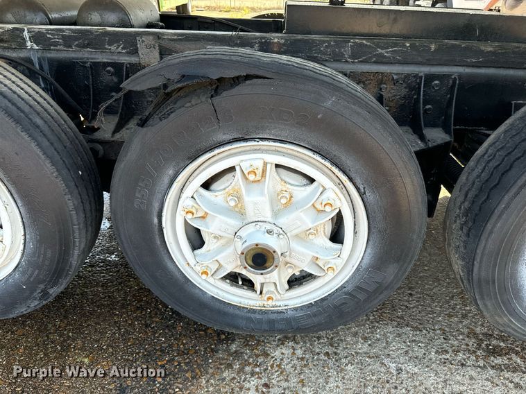 image for item EE7568 1994 Ford L9000 dump truck