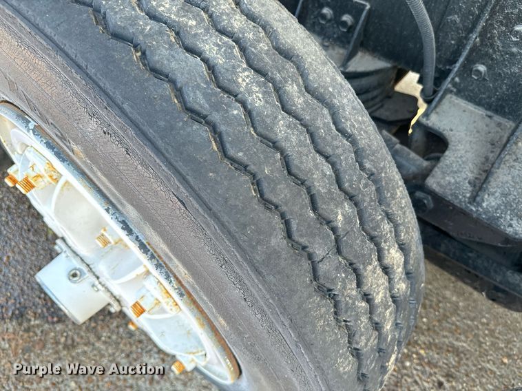 image for item EE7568 1994 Ford L9000 dump truck