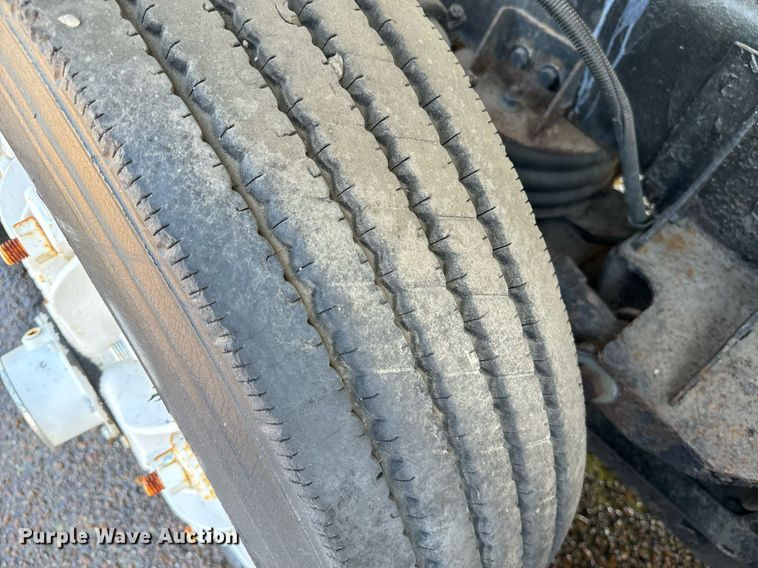 image for item EE7568 1994 Ford L9000 dump truck