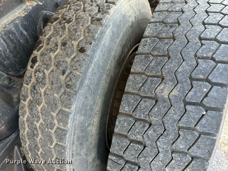 image for item EE7568 1994 Ford L9000 dump truck