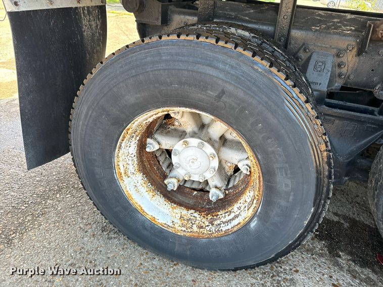 image for item EE7568 1994 Ford L9000 dump truck