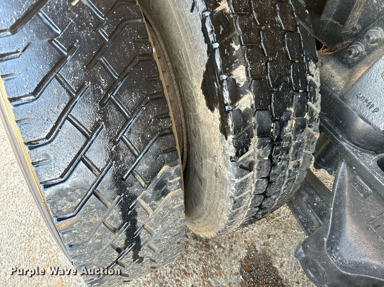 image for item EE7568 1994 Ford L9000 dump truck