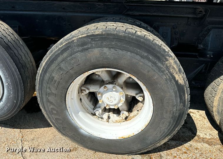 image for item EE7568 1994 Ford L9000 dump truck