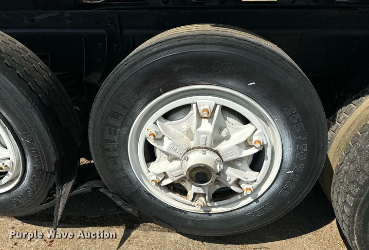 image for item EE7568 1994 Ford L9000 dump truck