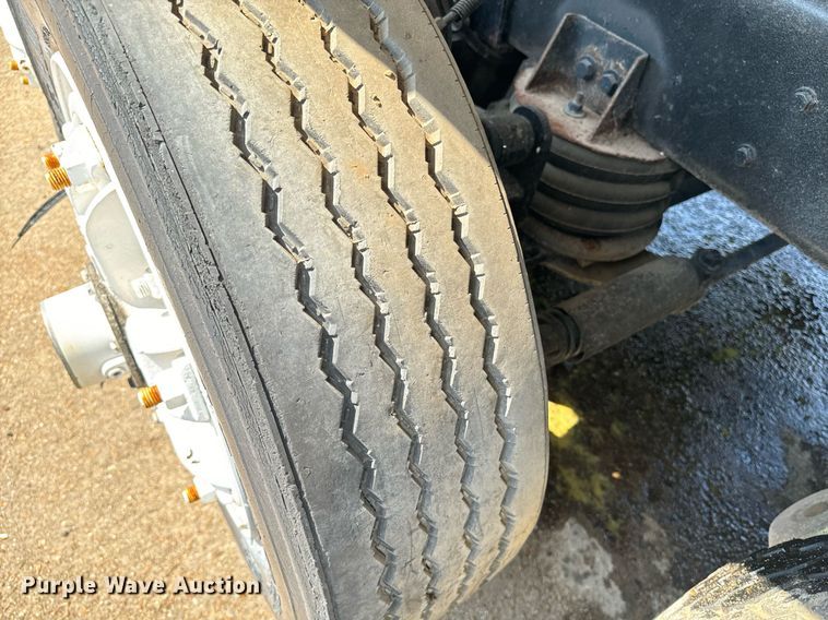 image for item EE7568 1994 Ford L9000 dump truck