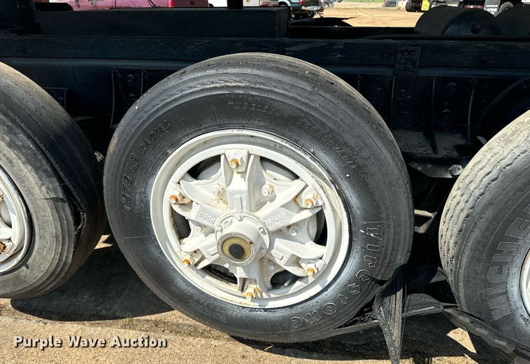 image for item EE7568 1994 Ford L9000 dump truck