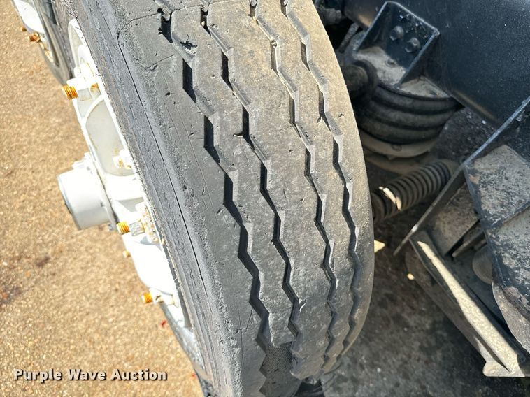 image for item EE7568 1994 Ford L9000 dump truck