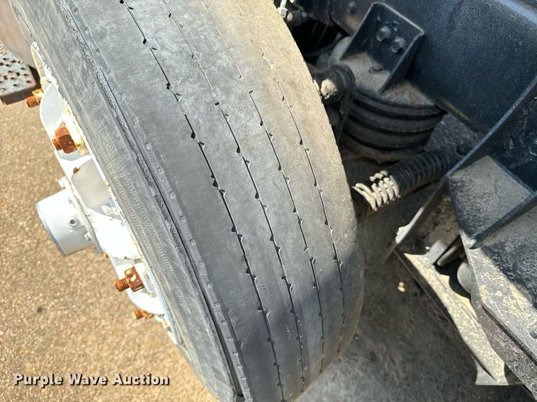 image for item EE7568 1994 Ford L9000 dump truck