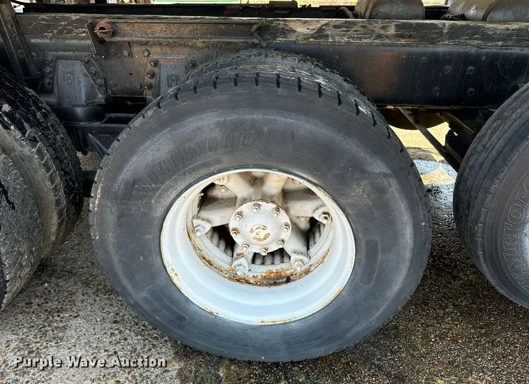 image for item EE7568 1994 Ford L9000 dump truck