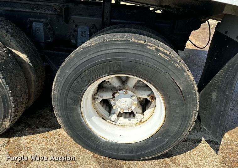 image for item EE7568 1994 Ford L9000 dump truck