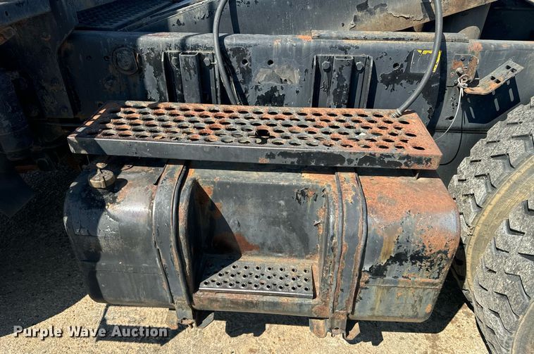 image for item EE7570 1994 Ottawa  30 yard truck