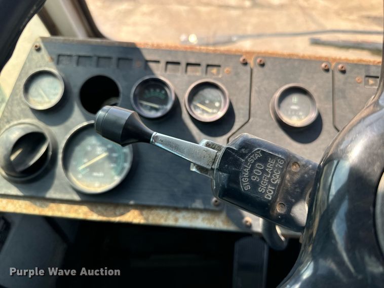 image for item EE7570 1994 Ottawa  30 yard truck