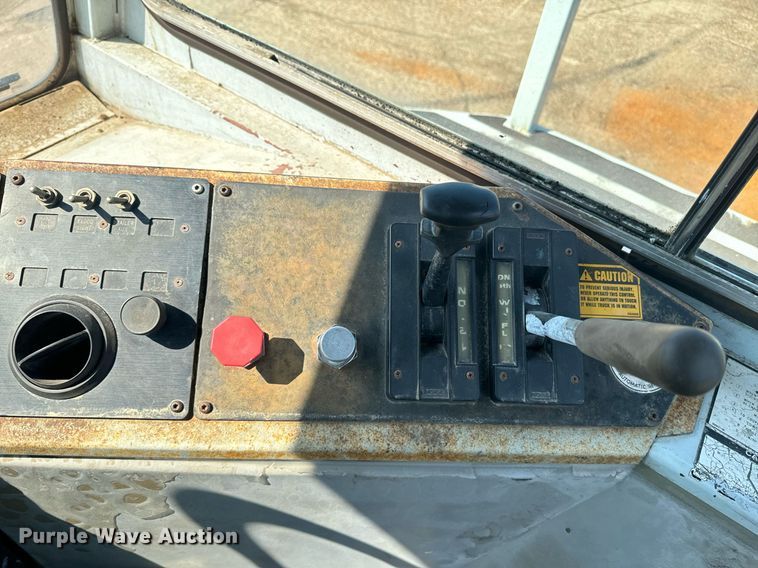 image for item EE7570 1994 Ottawa  30 yard truck