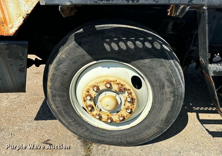 image for item EE7570 1994 Ottawa  30 yard truck