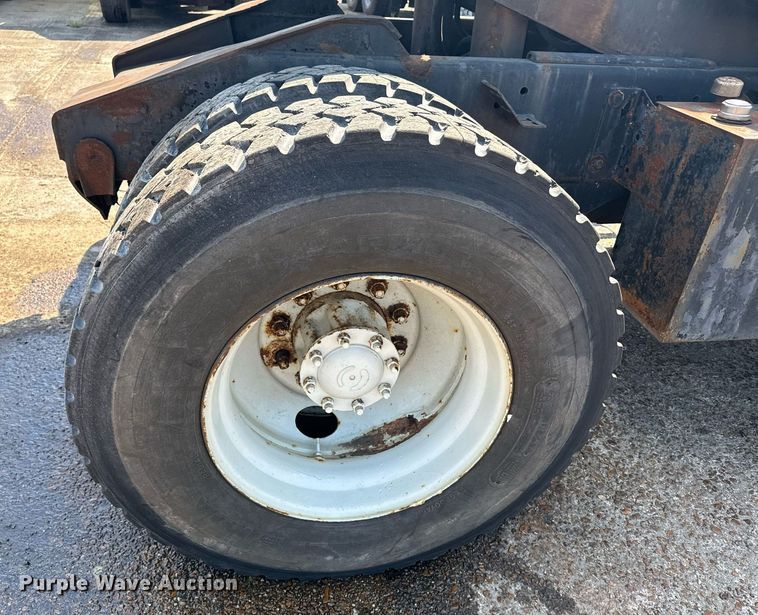 image for item EE7570 1994 Ottawa  30 yard truck