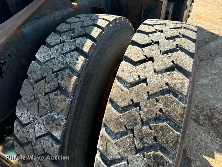 image for item EE7570 1994 Ottawa  30 yard truck