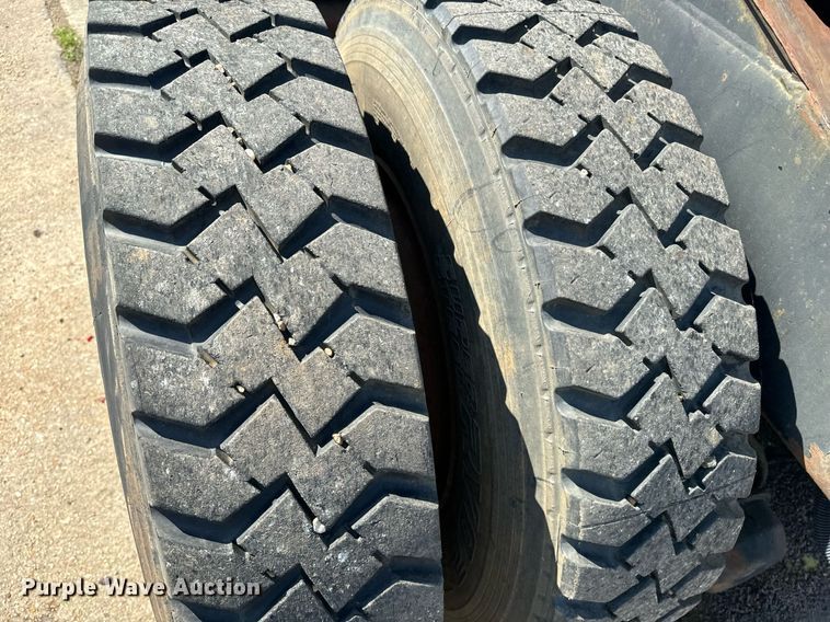 image for item EE7570 1994 Ottawa  30 yard truck