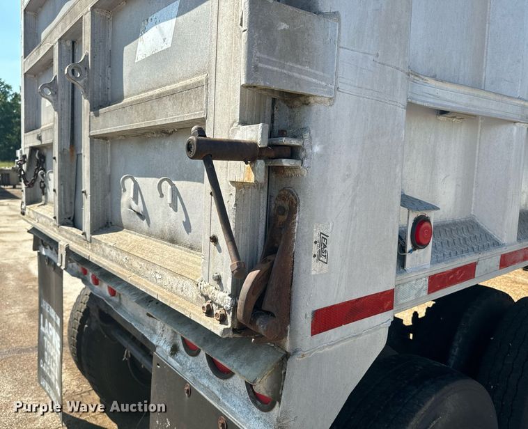 image for item EE7571 1997 East end dump trailer