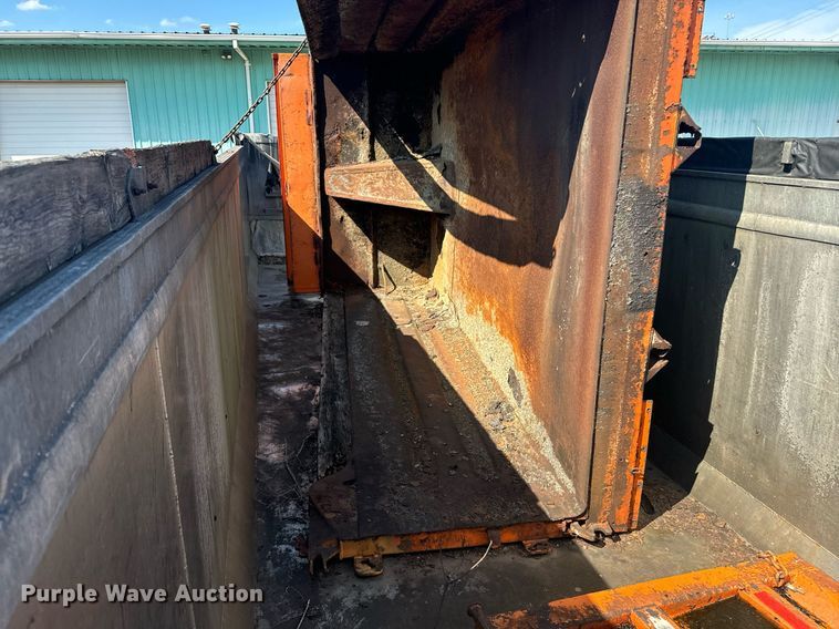 image for item EE7571 1997 East end dump trailer