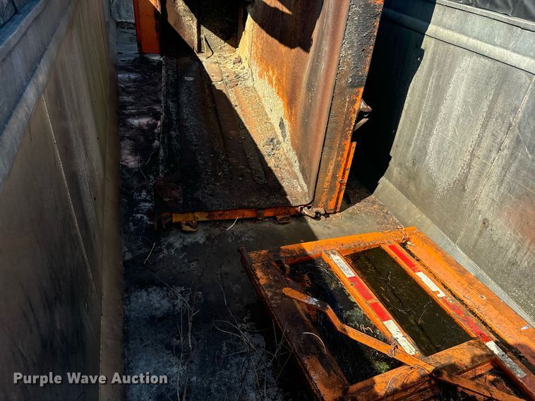 image for item EE7571 1997 East end dump trailer