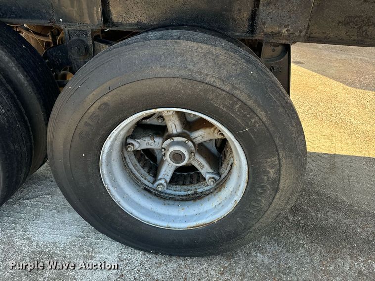 image for item EE7571 1997 East end dump trailer